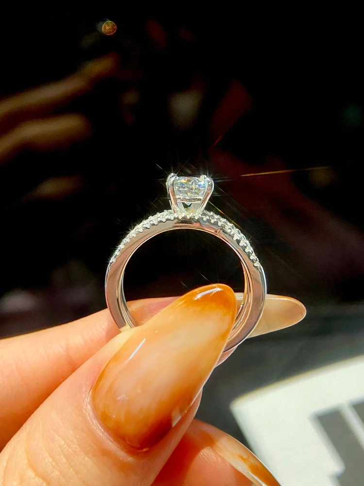 Luxuriöse 1CT Moissanit-Diamant-Edelstein Verdrehte Verlobungsringe für Frauen Glänzender Modischer Ehering Schmuck – Detail 3