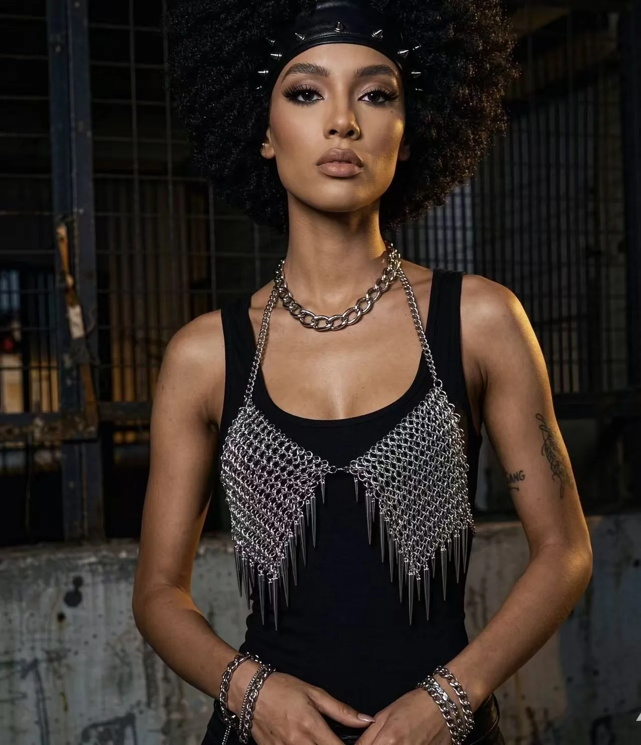 Damen-Top mit Neckholder, ärmellos, mit Metallringen, Party-Crop-Top, Einheitsgröße, Festival-Club-Damenmode-Outfit – Detail 3