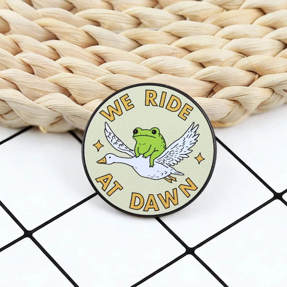 Wir reiten im Morgengrauen: Frosch auf Gans Emaille-Pin, lustige Meme-Brosche für Rucksack, Kleidungszubehör, Cartoon-Tier-Abzeichen – Detail 8