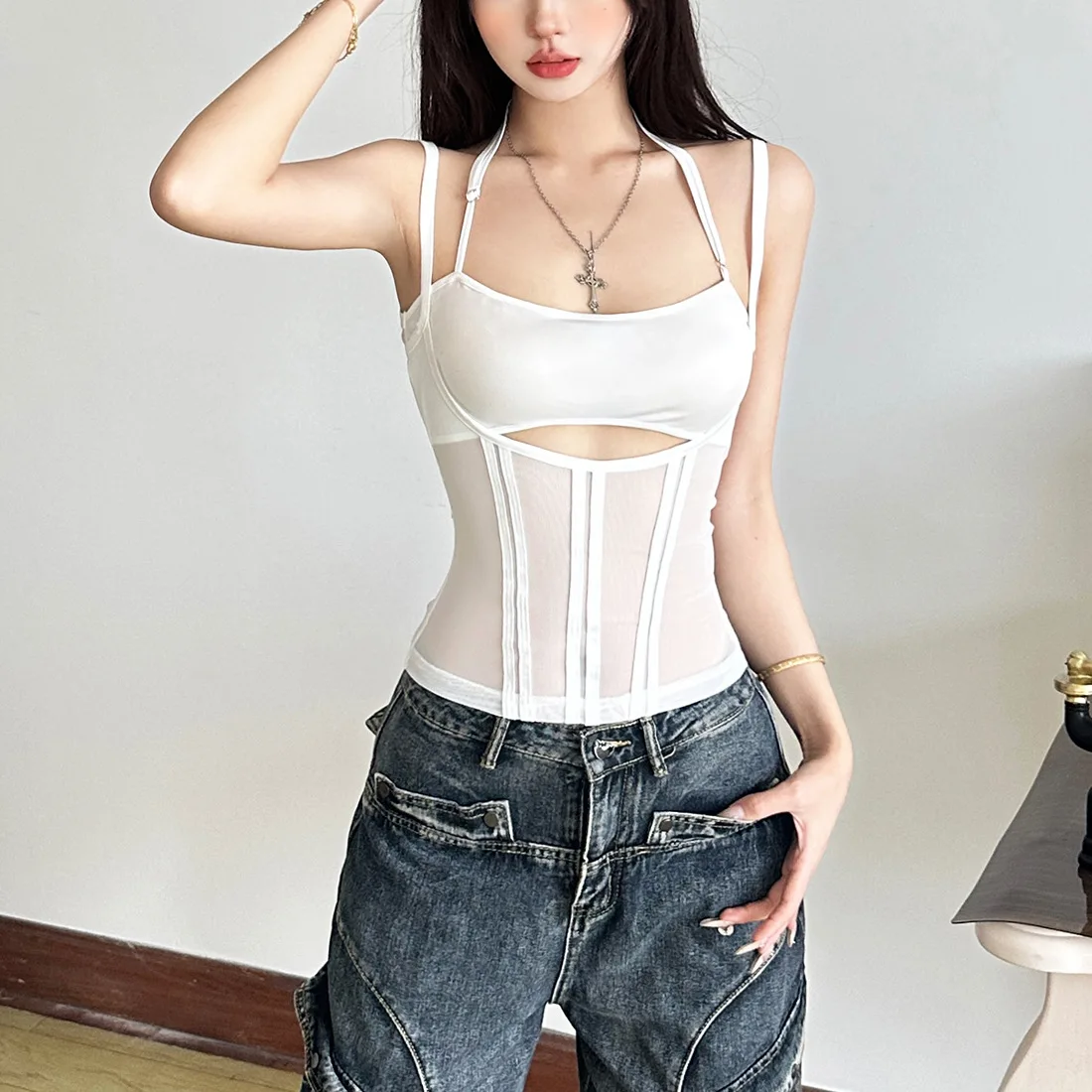 

Spring/Summer 2025 Women's Wear with A Sexy and Spicy Girl Style Features A White Halter-neck Design and A Fitted Halter Top