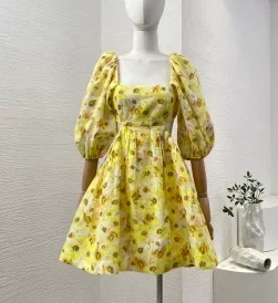 جودة عالية الصيف الشاطئ نمط الصيف المرأة ميدي اللباس الأصفر الأزهار طباعة قطع الدانتيل متابعة نفخة الأكمام الكتان