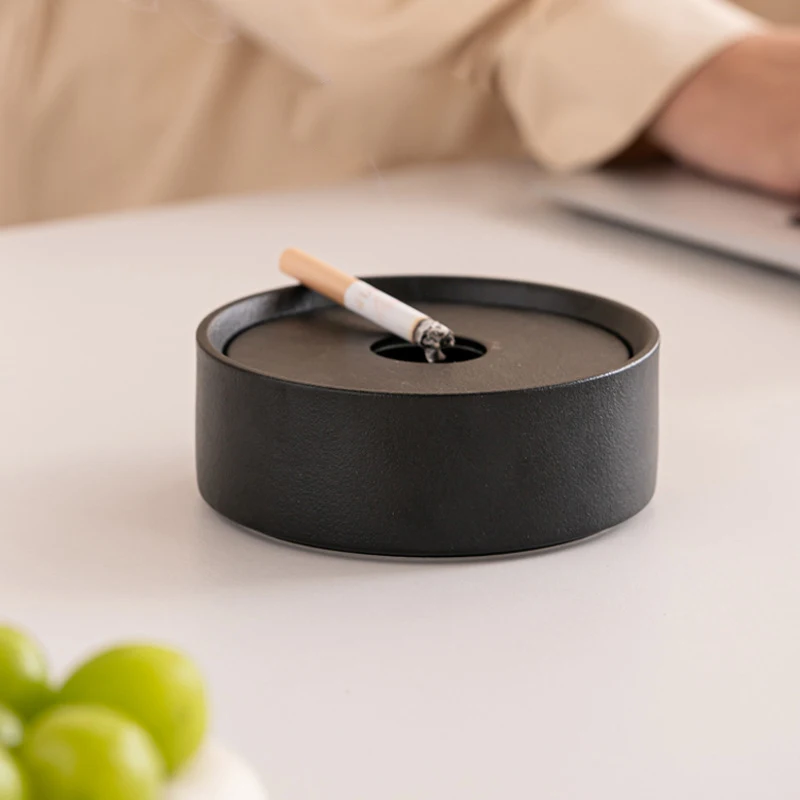 

Новая черная керамика в стиле дзен с крышкой, пепельница для дома, гостиной, спальни, офиса, анти-лета, пепельница белого цвета, 1 шт.