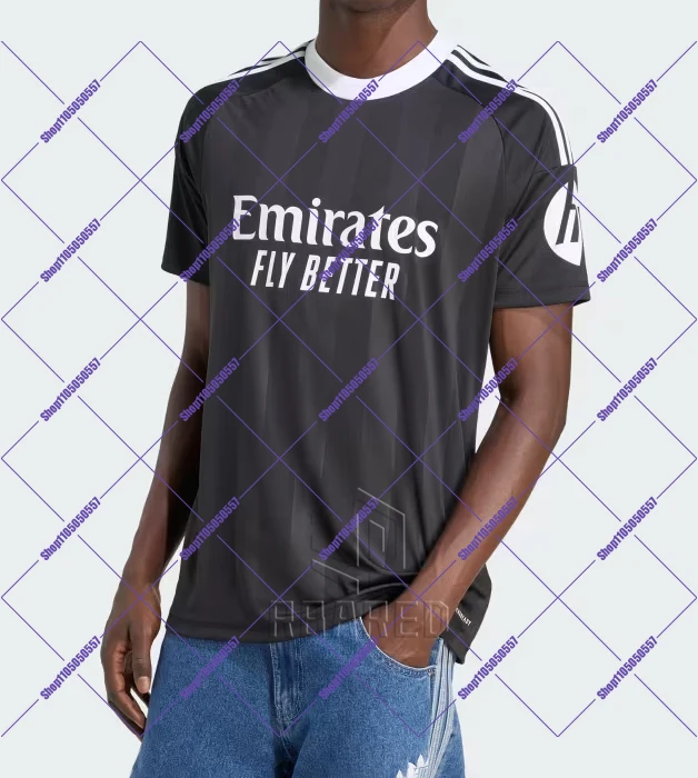 Game Day Legend Short Sleeve - ارتدي شغبتك أثناء وخارج الملعب. قماش ناعم وجيد التهوية للأداء النهائي.