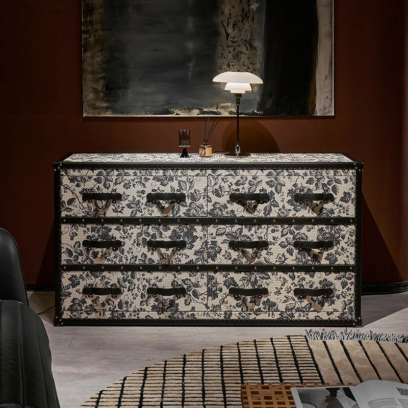 خزانة جانبية لتناول الطعام على الطراز الفرنسي القديم على شكل زهرة قديمة، وخزانة جانبية من القرون الوسطى، وستة دلاء أمريكية