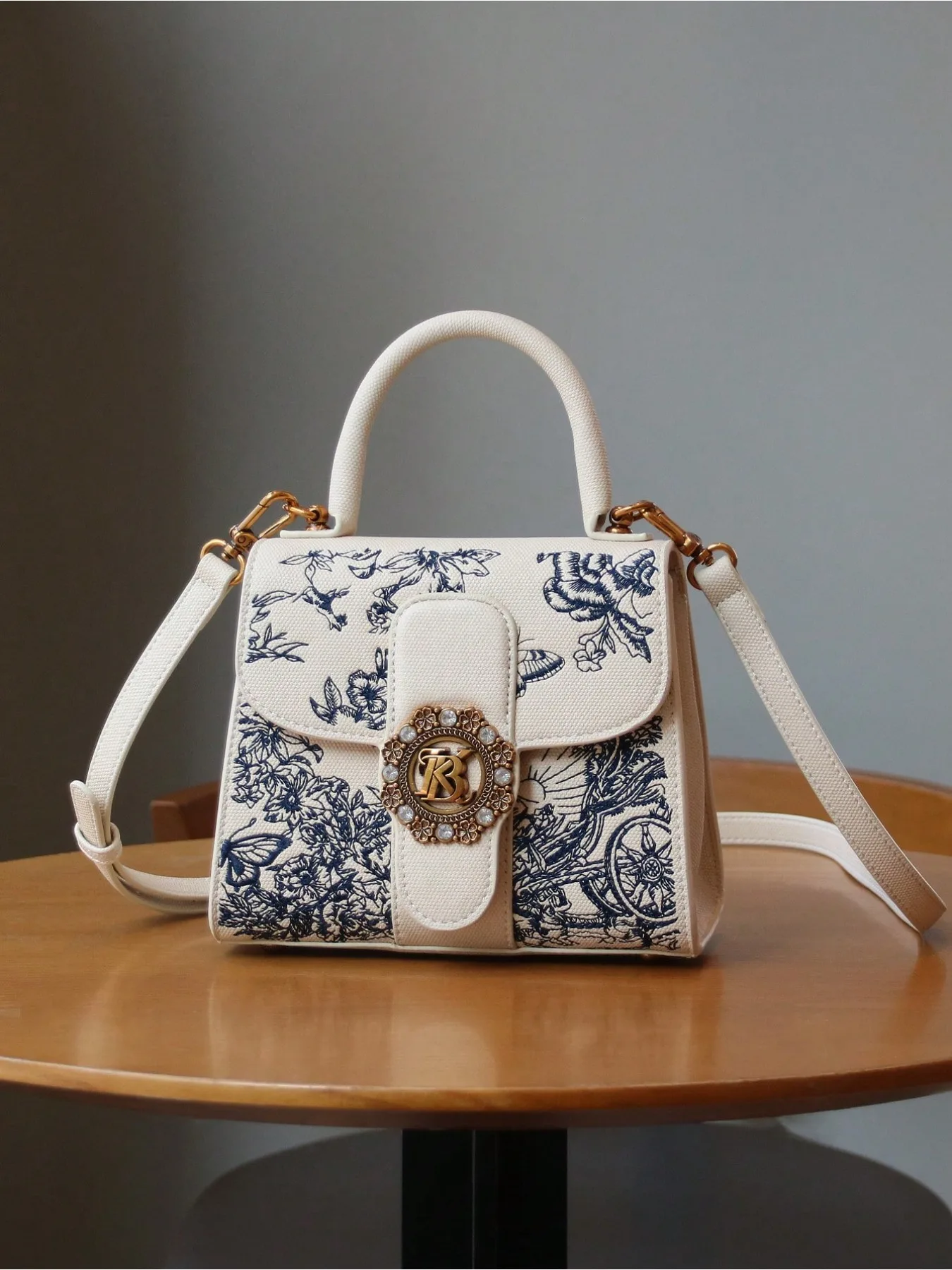 

2026 Новая высококачественная женская сумка с изысканной вышивкой и уникальным дизайном пряжки, пригородная сумка