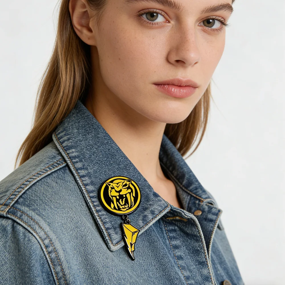 Mighty Morphin Power Rangers Gelber Ranger Emaille-Pin, Sabertooth-Tiger Power-Münze, Brosche, Blitz-Anhänger, Metall-Abzeichen, Geschenk – Detail 13