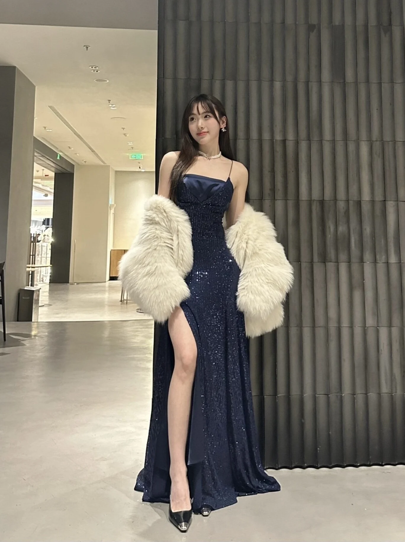 

Sexy V-Neck Strapless Gown Glittering Evening Dress Asymmetrical Slit A-Line Long Dress Street Style Sleeveless Pure Color Silk