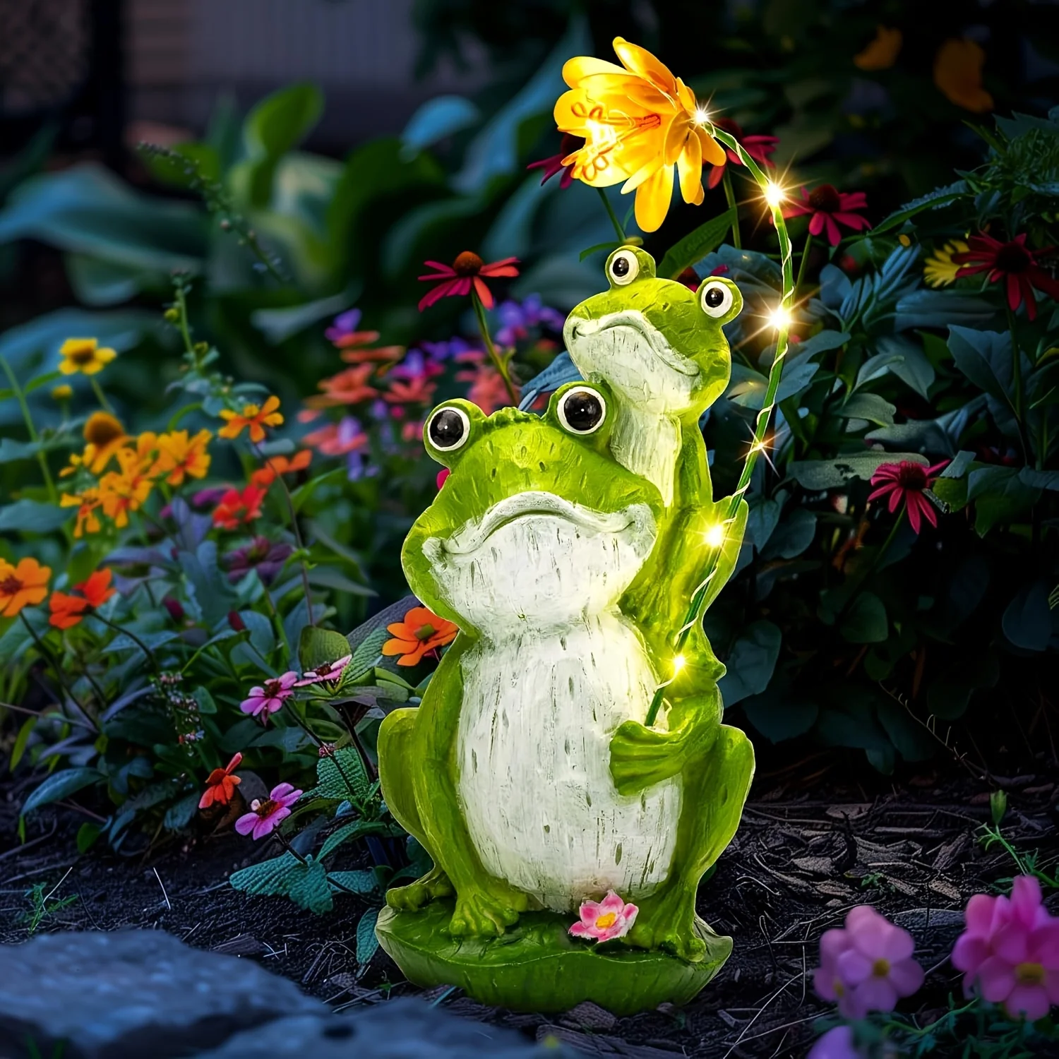 Outdoor Garden Solar Statue Light, Solar Garden Resin Frog Decorative Light, Outdoor Resin Frog Back Frog Holding Flower Statue Decorative Light, for Outside Garden Yard Patio Home Decor