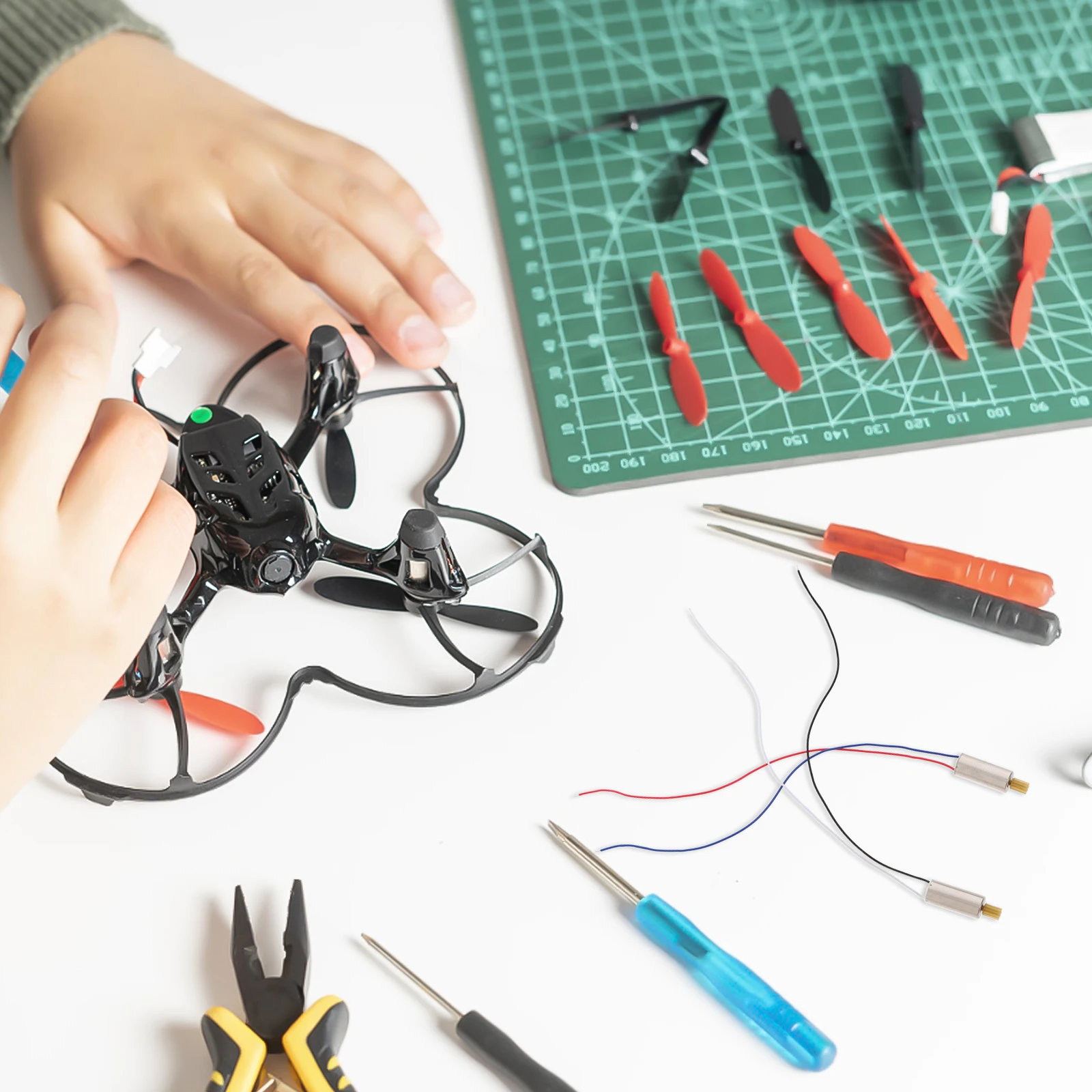 2 ชิ้นมอเตอร์รีโมทอุปกรณ์เสริมไฟฟ้า Quadcopter ชิ้นส่วนเครื่องยนต์เงินเกียร์พลาสติก