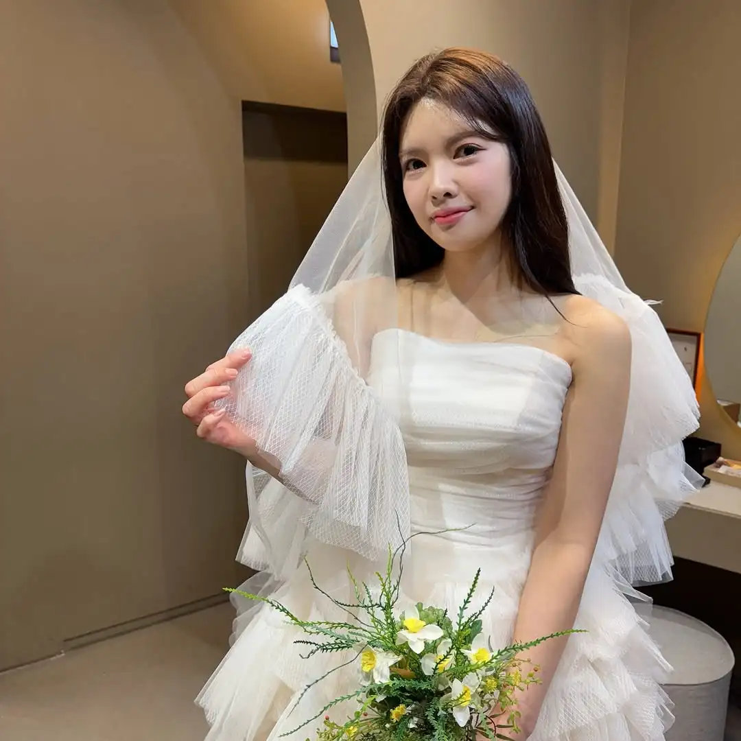 فستان زفاف حديث جديد بدون حمالات من Giyu مطوي متدرج من التل بدون أكمام زي العرائس لالتقاط الصور الكورية حسب الطلب 2025 #2