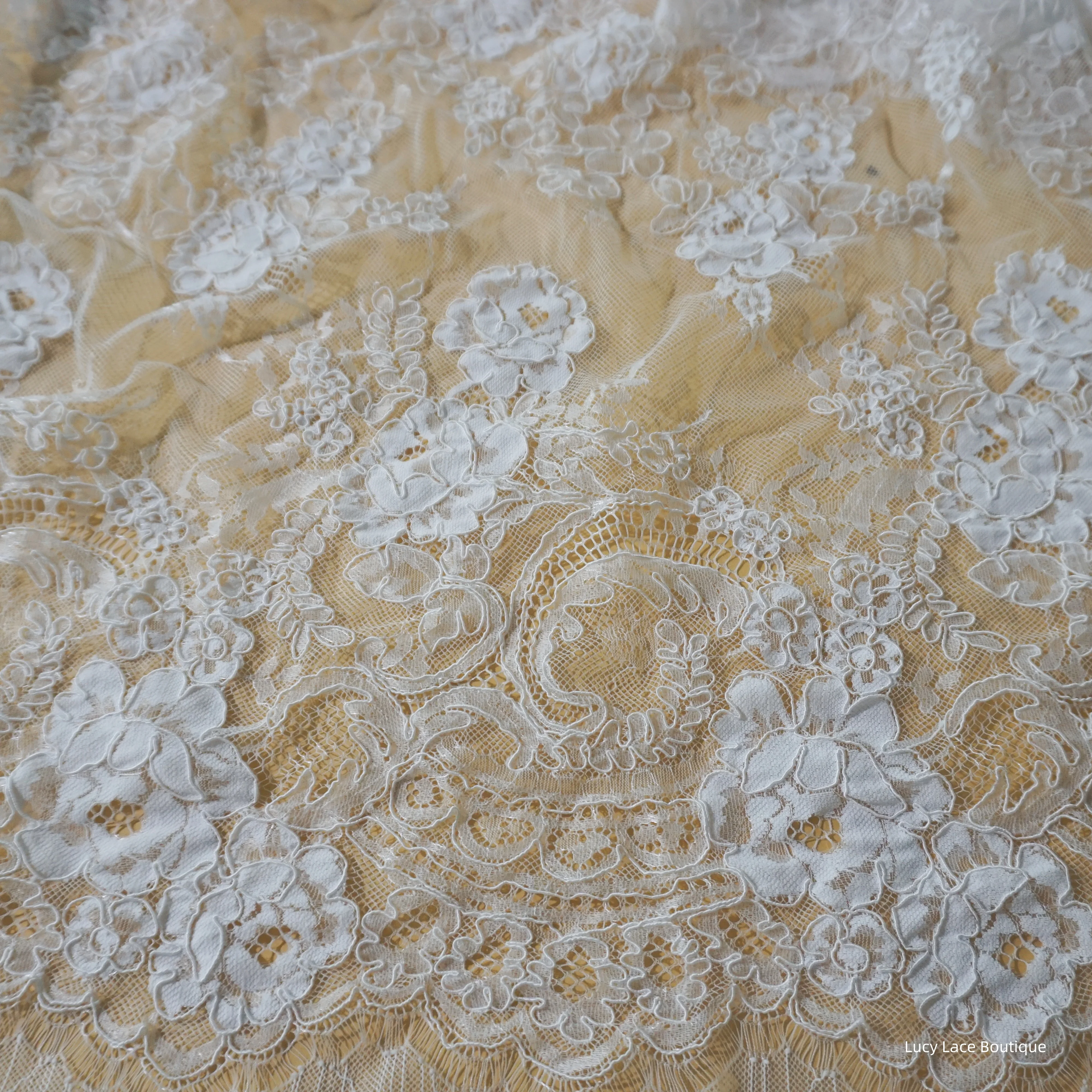 2025 Spring New Design European Wedding Dress Florals Eyelash French Chantilly Lace Cord Lace Fabric 3M Bridal Lace Off White