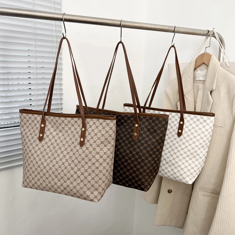 Luxuriöse Vintage Damen-Tragetasche mit Monogramm-Print, Nieten-Verzierung, PU-Leder Schultertasche, Große Kapazität Reißverschluss-Handtasche für Pendeln und Einkaufen – Detail 13