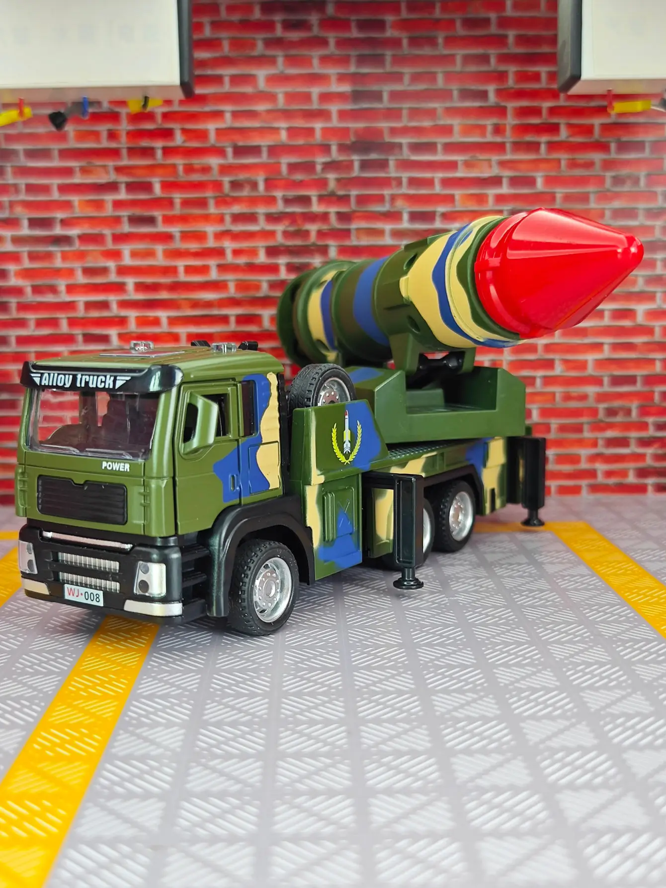 Das Simulationsraketenwagen-Legierungsautomodell im Maßstab 1:50 verfügt über simulierte Ton- und Beleuchtungsfunktionen, reiche Details und feine Verarbeitung