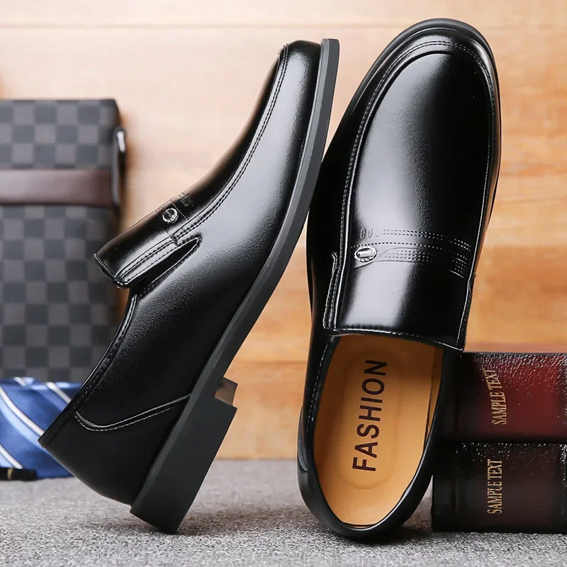 Spring 2023 New Men's Leather Shoes Trendy British Style Soft Bottom Suitable For Business Casual Wear Breathable