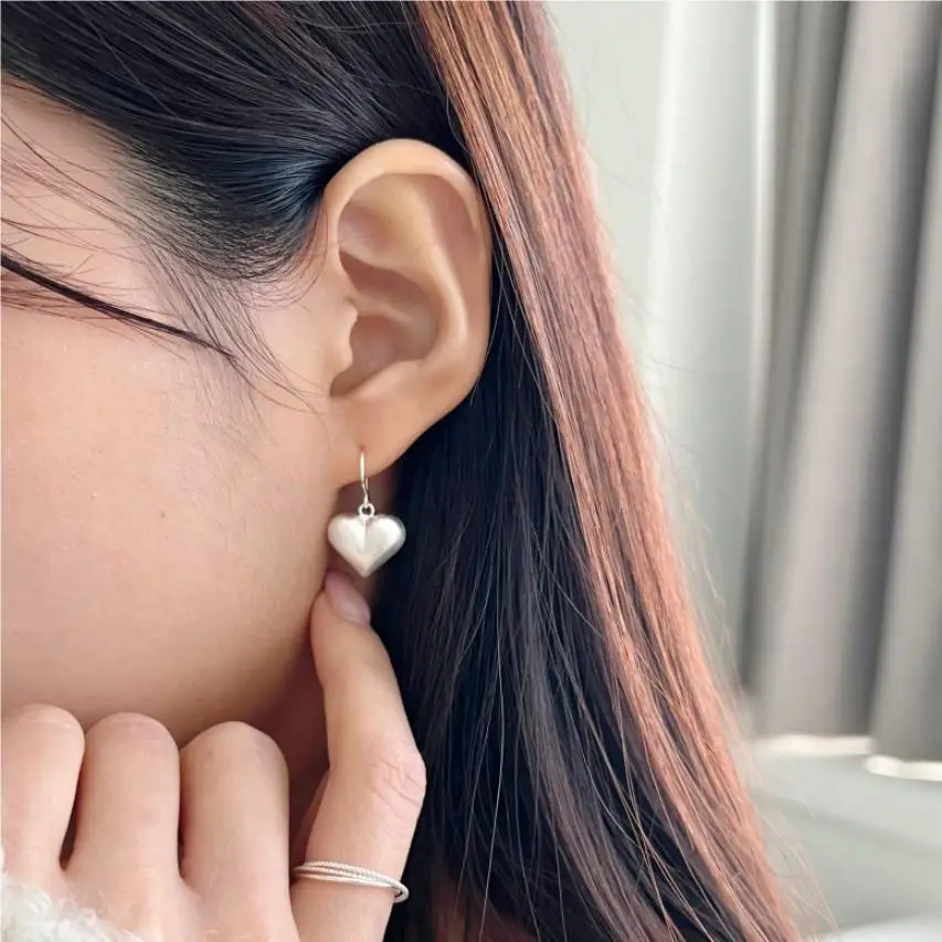 Nowe śliczne szczotkowane miłość w kształcie serca zaczep na ucho 925 srebro kobiece proste modne słodkie kolczyki w stylu Ins TYB284