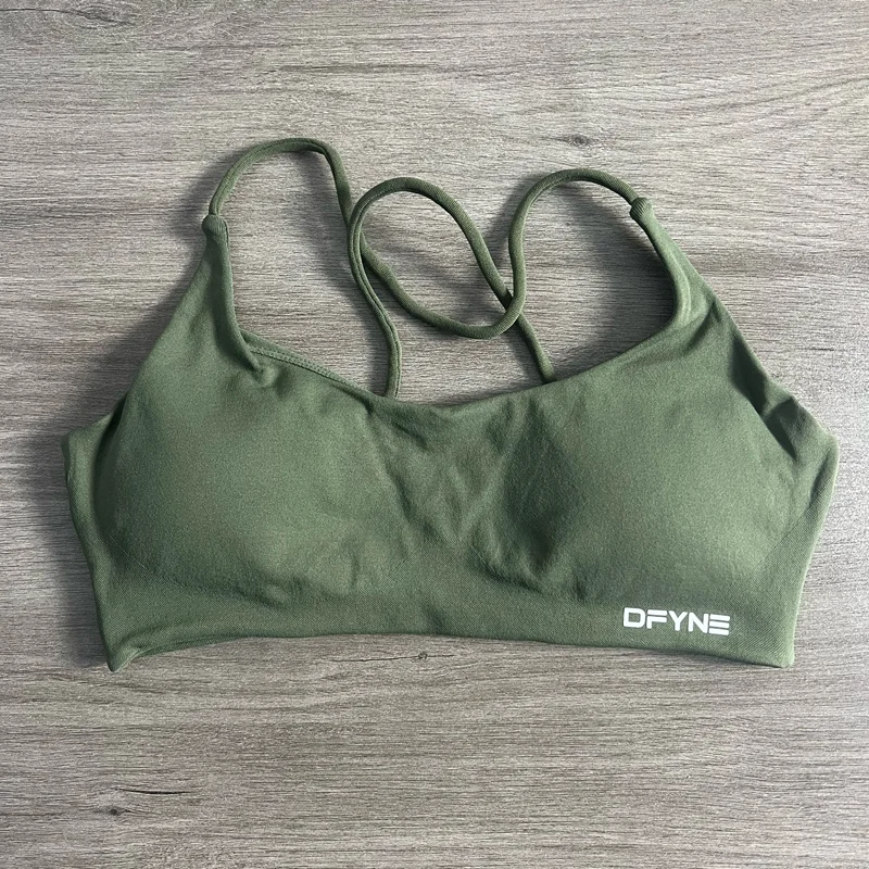 Dynamischer BH mit gedrehtem Rücken und Logo, nahtloser Yoga-Top-BH für Damen, mittlerer Halt, gepolstertes Gym-Crop-Top, dehnbares Fitness-Sport-Top