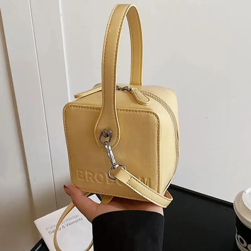 

Casual Solid Color PU Small Square Bag Women's 2025 Summer New Retro Fashion Shoulder Bag Premium Texture Leather Handbag