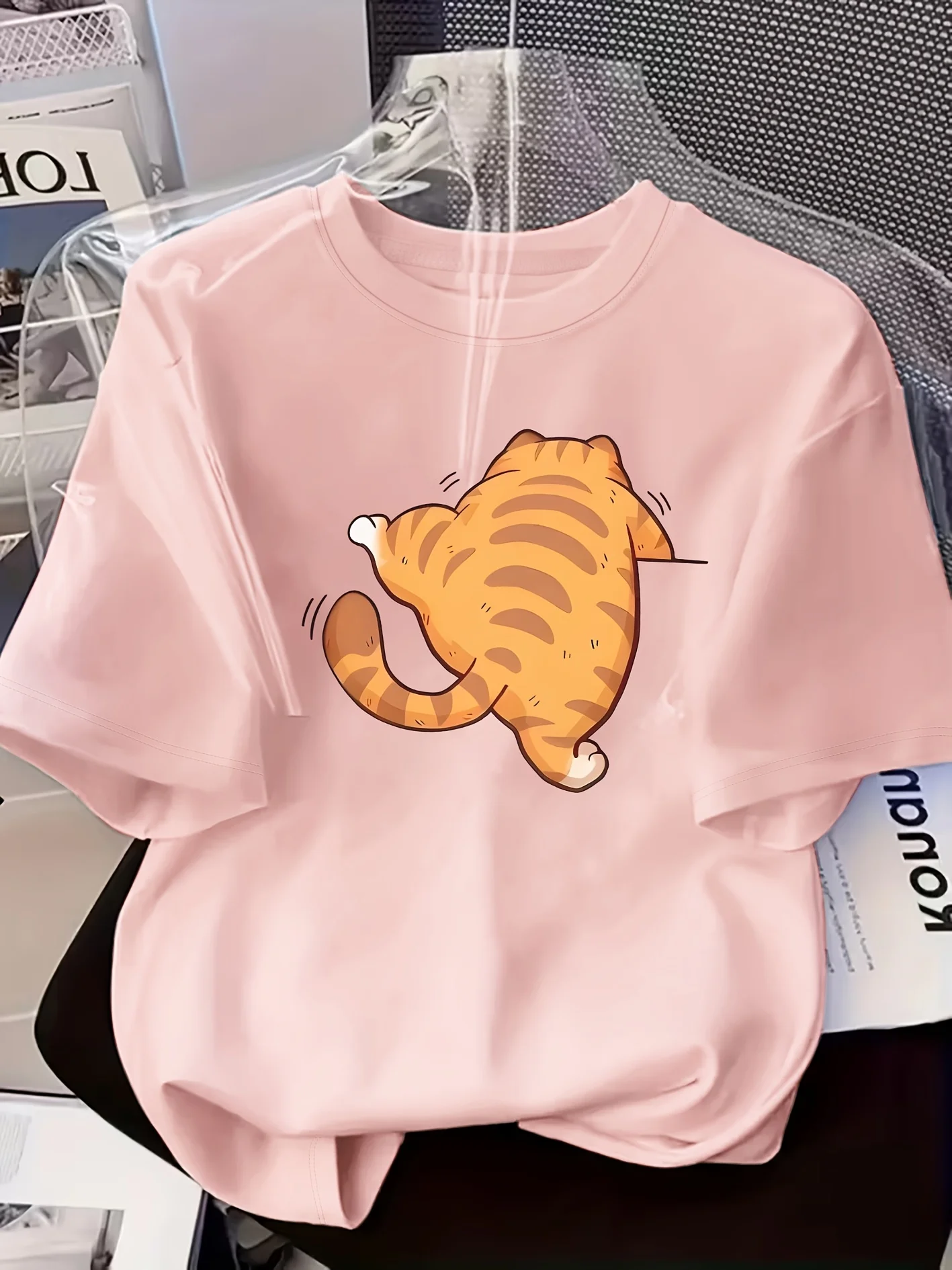 Ladies' Short Sleeves with Cute Orange Cat Patterns Revealing Their Backs, Elegant Women's Clothing with Fashionable Prints