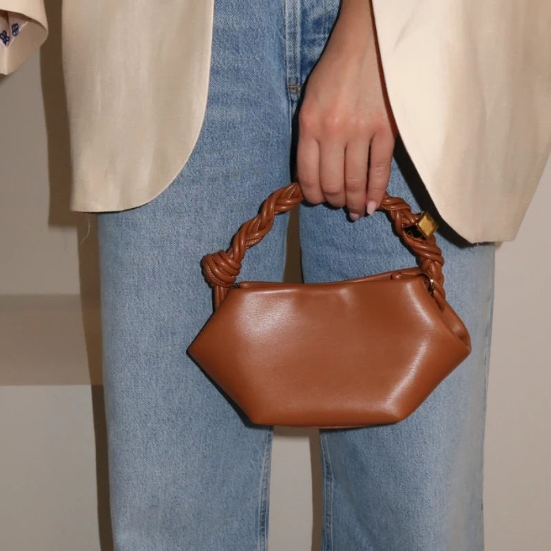 

Классические вечерние сумки-клатчи для женщин, дизайнерские люксовые сумки-кошельки 2026 года, новые, из искусственной кожи, с ручной отделкой, с металлической ручкой-петлей, на запястье и плечо