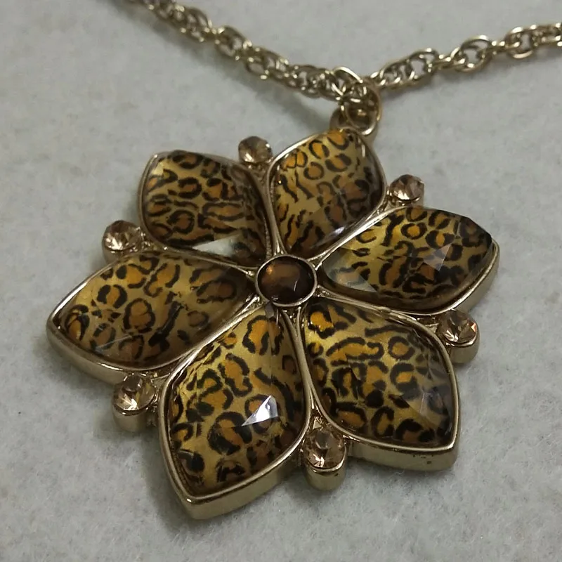 Vitnage Brand Sexy Brown Leopard Flower Pendant Necklace for Women Evening Party Delicate Wedding Anniversary Gift Home Decor