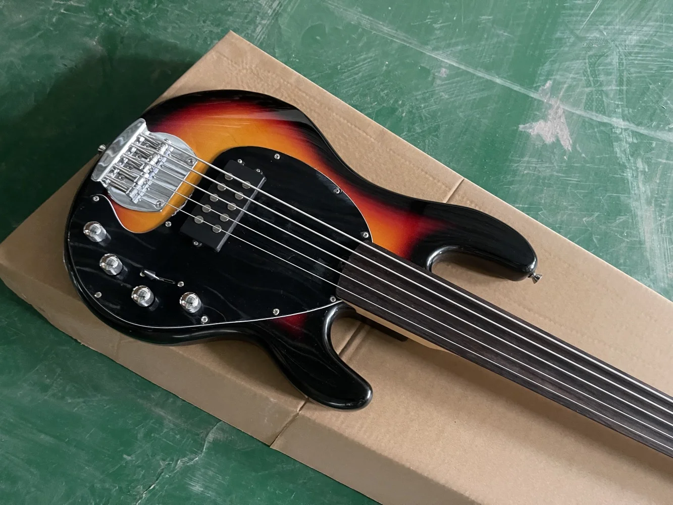 5 strings sunset bass guitar, fretless bass, fixed bridge, solid wood body maple neck, H pickups, active circuit - view 3