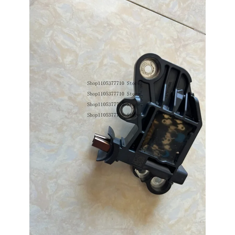 Automotive Generator Regulator, Single Pin Plug Design, Card Slot in Socket, Suitable for Mercedes-Benz