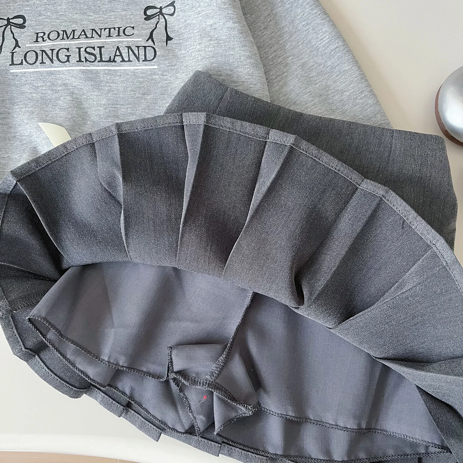 Komplet ubrań dla dzieci na jesień i zimę 2025, nowy styl koreański, dziewczęcy, w stylu zagranicznym, bluza z kapturem z kokardą, słodka krótka spódniczka, dwuczęściowy zestaw.