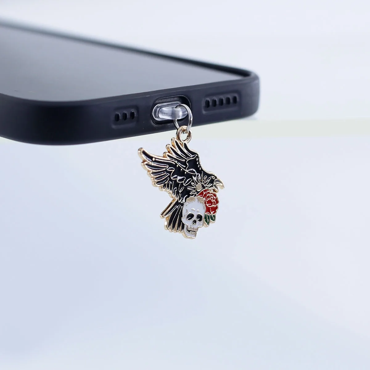1 Stück Kunstvoller Rosen-Totenkopf-Krähen-Mond-Knochen Staubschutz-Anhänger für Mobiltelefone, Zubehör-Dekoration für iPhone und Type-C-Anschlüsse, Geschenk-Schlüsselband – Detail 2