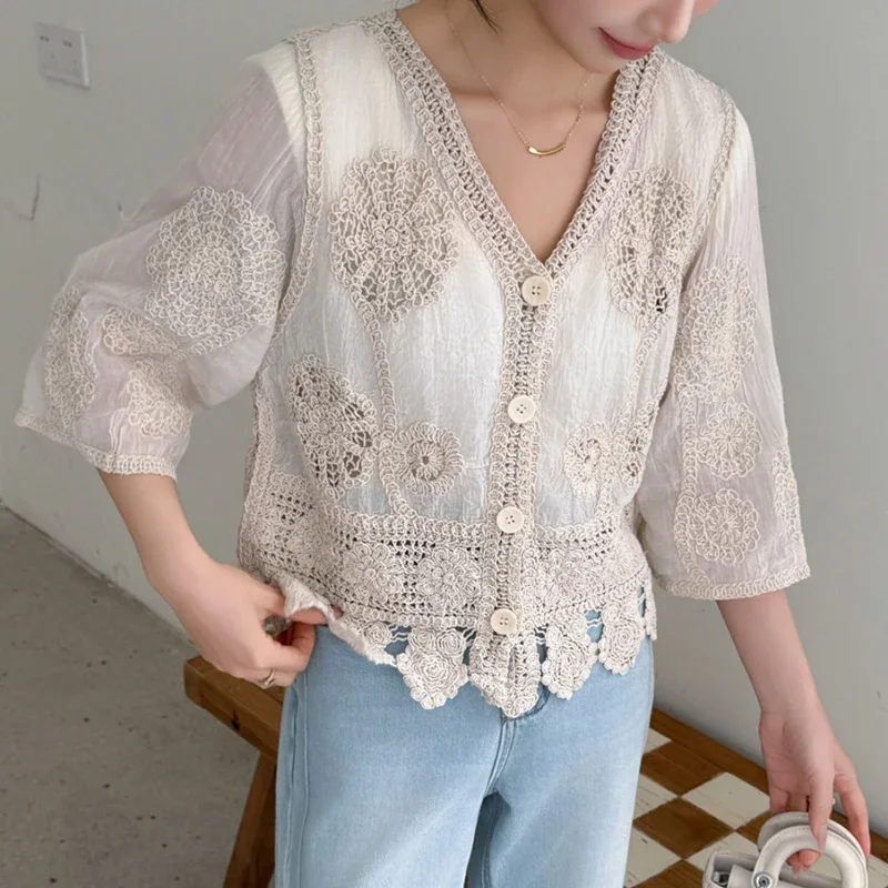 

Прозрачный вязаный крючком топ с цветочной вышивкой, рукав до половины, ажурная кружевная блузка на пуговицах для женщин, шикарный пляжный наряд в стиле бохо