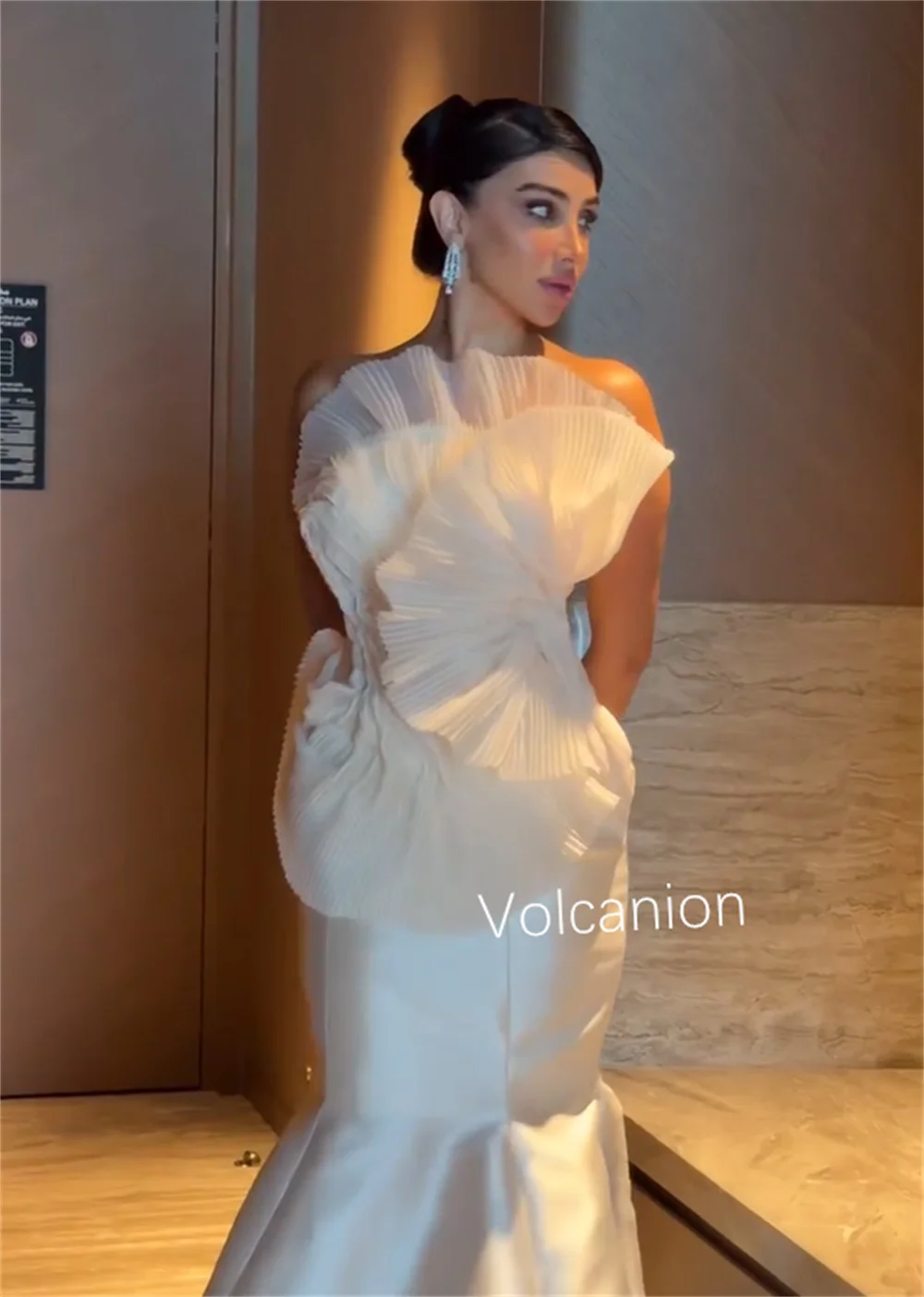 تخصيص الطراز الحديث Charmeuse الطية البوق فساتين طويلة حمالة مناسبة مخصصة