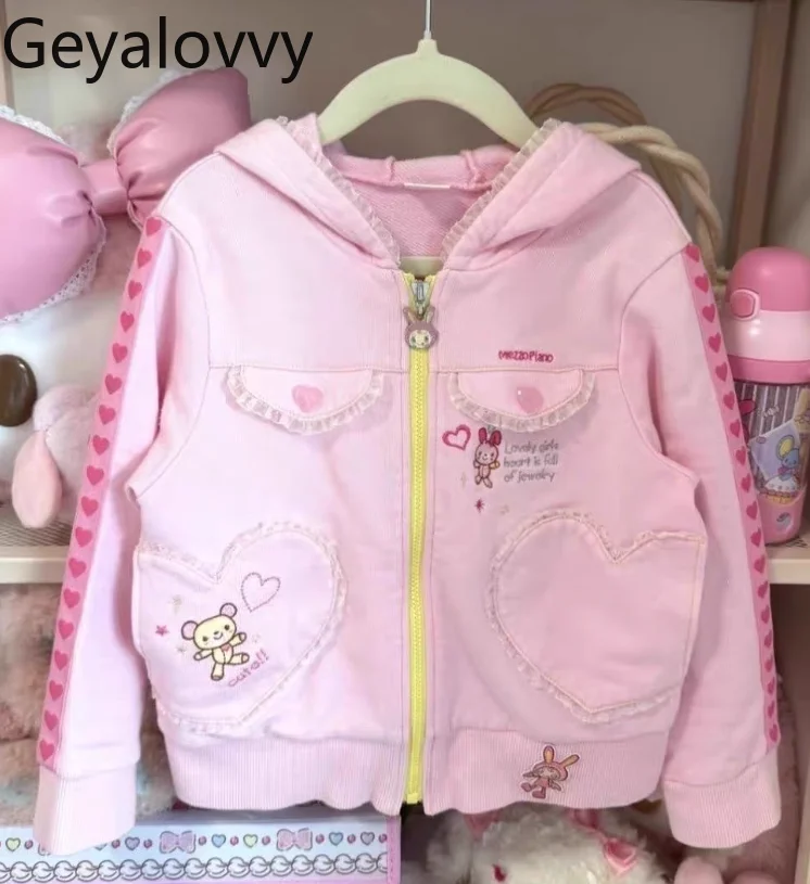 เสื้อแจ็คเก็ตมีฮู้ดสีชมพูหวานน่ารัก สไตล์สาวหวาน ทรงหลวม ใส่ได้ทั้งฤดูใบไม้ผลิและฤดูใบไม้ร่วง ดีไซน์ใหม่ น่ารักหลากหลายสไตล์ ปักลายการ์ตูนรูปหัวใจ ซิปหน้า เสื้อโค้ทตัวสั้น