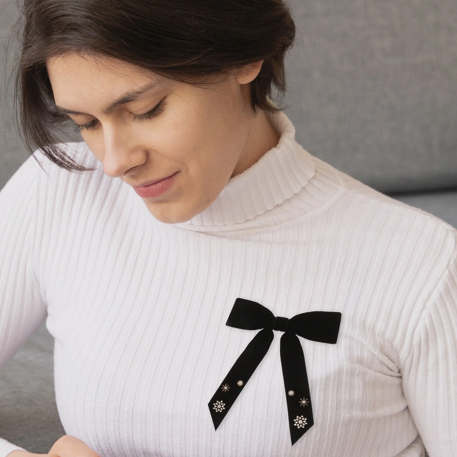 

Vintage Burgundy Bow Tie Brooch for Women Crystal Rhinestone Pre-Tied Snowflake Collar Pin Elegant Dress Accessory