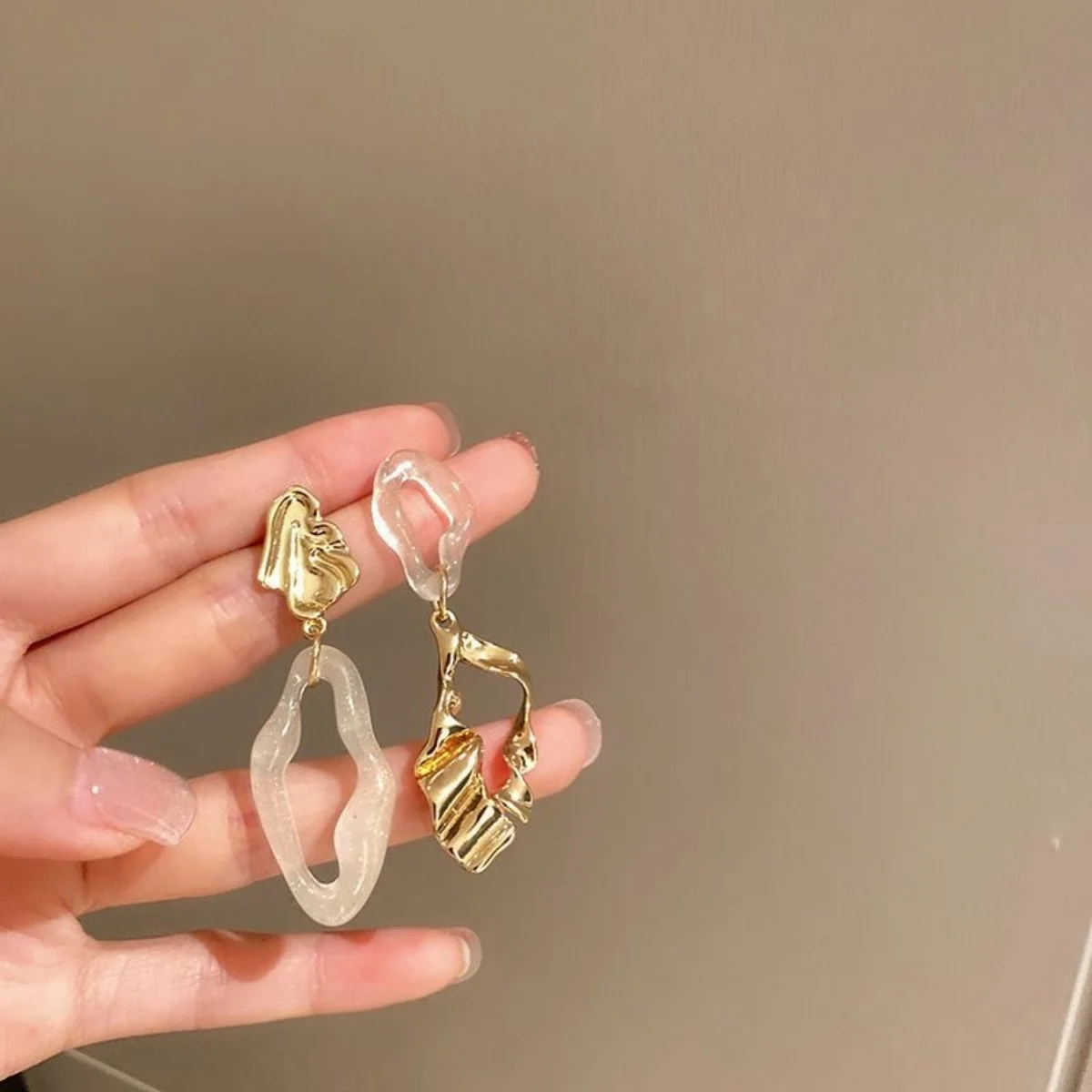 Französische Retro-Ohrringe mit unregelmäßigem, hohlem Rahmen und asymmetrischem Design für Damen, Karamell-Erdtöne, geometrische Ohrringe, Schmuck für Dates – Detail 11