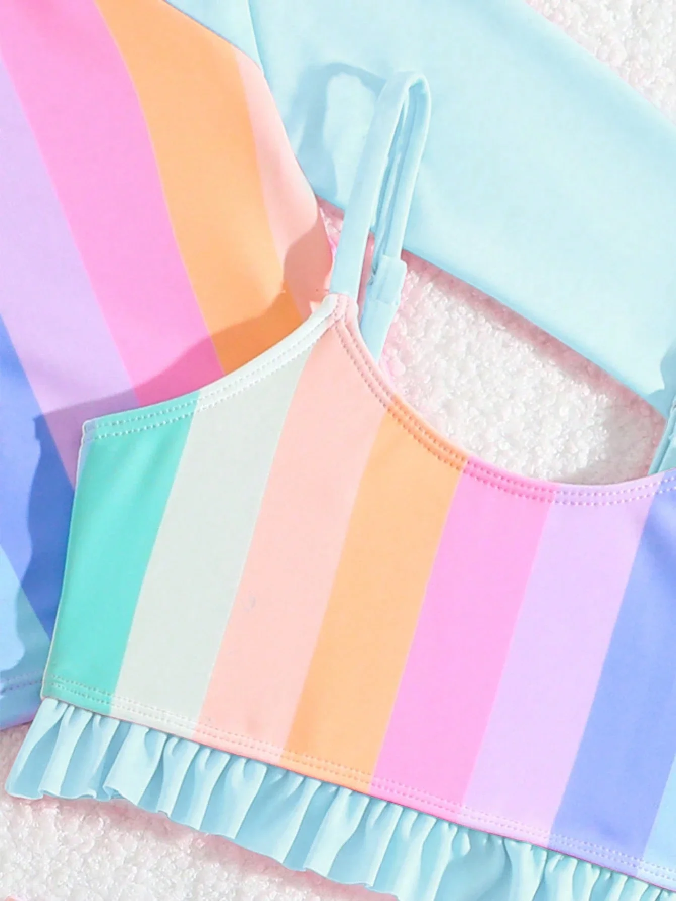 

Красочный пастельный купальник из двух частей с вертикальными полосками, рюшами по низу и топом-рашгардом с длинными рукавами для девочек