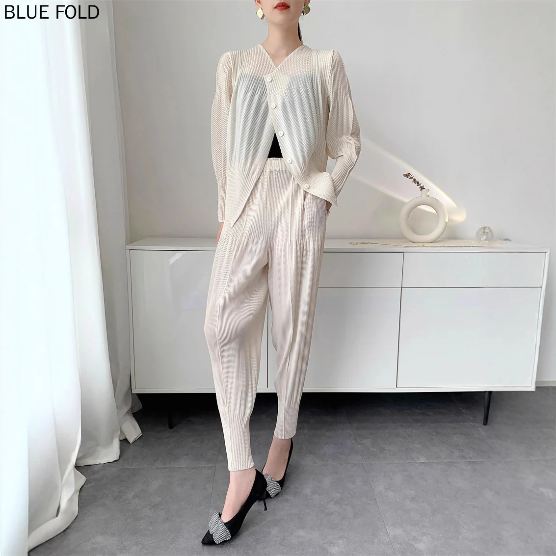 MIYAKE плиссированный комплект с чешуей дракона, женское осеннее новое пальто + брюки 2025 года, элегантный комплект из двух предметов, удобный и повседневный MIYAKE плиссированный комплект с чешуей дракона, женское осеннее новое пальто + брюки 2025 года, элегантный комплект из двух предметов, удобный и повседневный