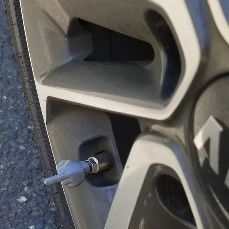 توهج الظلام قضيب صمام الإطارات قبعات مضحك المزحة الجدة اكسسوارات السيارات دراجة نارية السيارات مخصص الديكور ليلة ضوء السلامة جديد