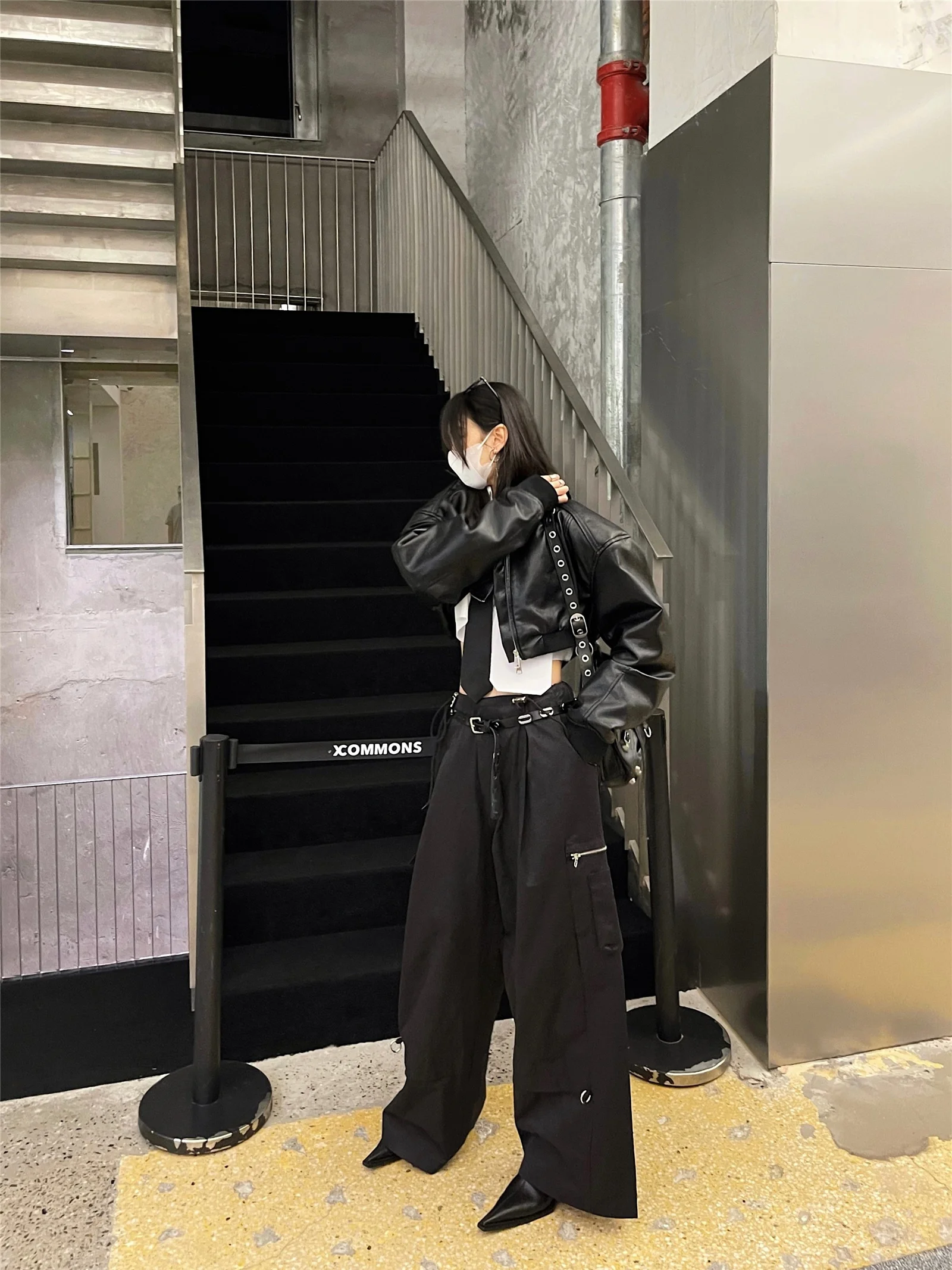 PUレザー製レディースジャケット、スリーブデザイン、ブラックアウターウェア、ファッショナブルな通勤用、長袖ジッパー付き