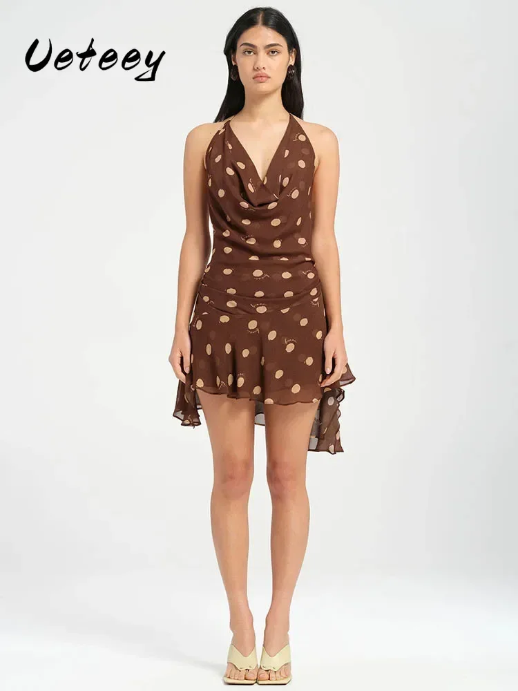 Everything You Need to Know About the Small V Neckline in Women’s Fashion