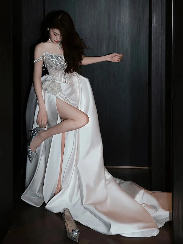 Sukienka bez ramiączek, biała, lekki luksus i niszowa satyna jako główna tkanina, idealna na powitanie i wyjście.