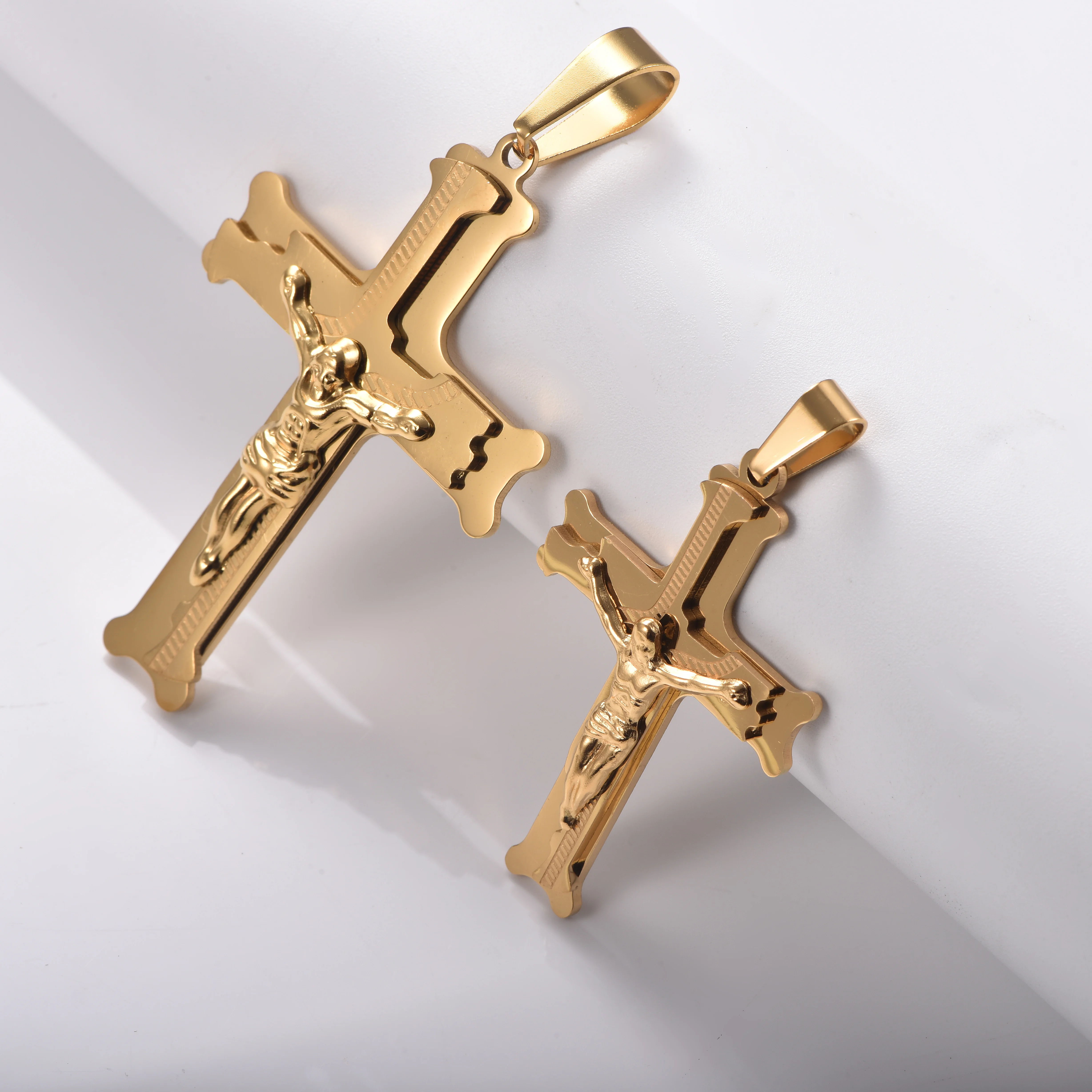 Edelstahl-Jesus-Kruzifix-Kreuzanhänger in 2 Größen, vergoldeter religiöser Kreuzanhänger, christlicher Glaubensschmuck, Geschenk – Detail 2