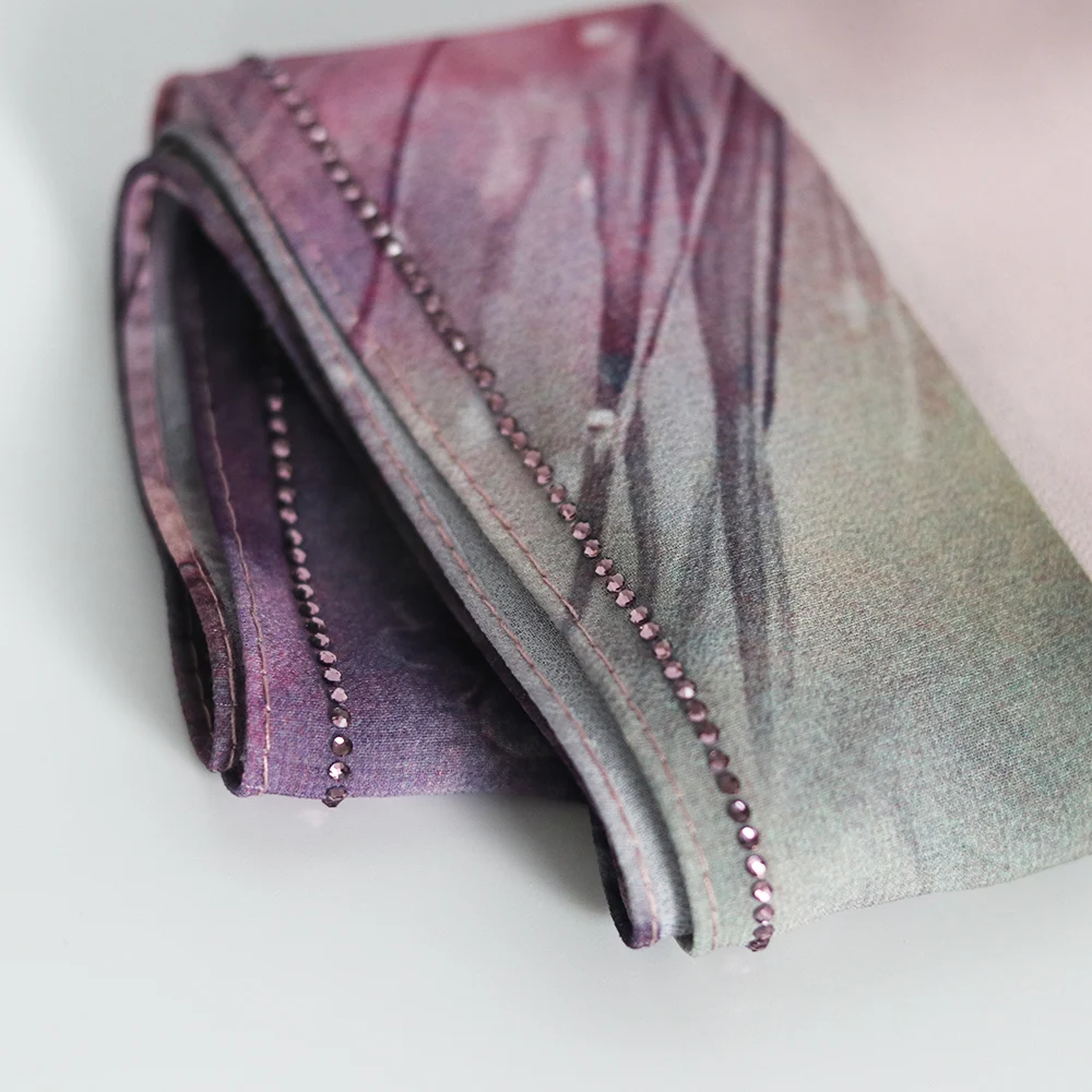 Luxuriöser Hijab mit Strassbesatz, rosa Aquarell-Berg-Design auf weichem Chiffon, butterweicher Kopfbedeckung ​