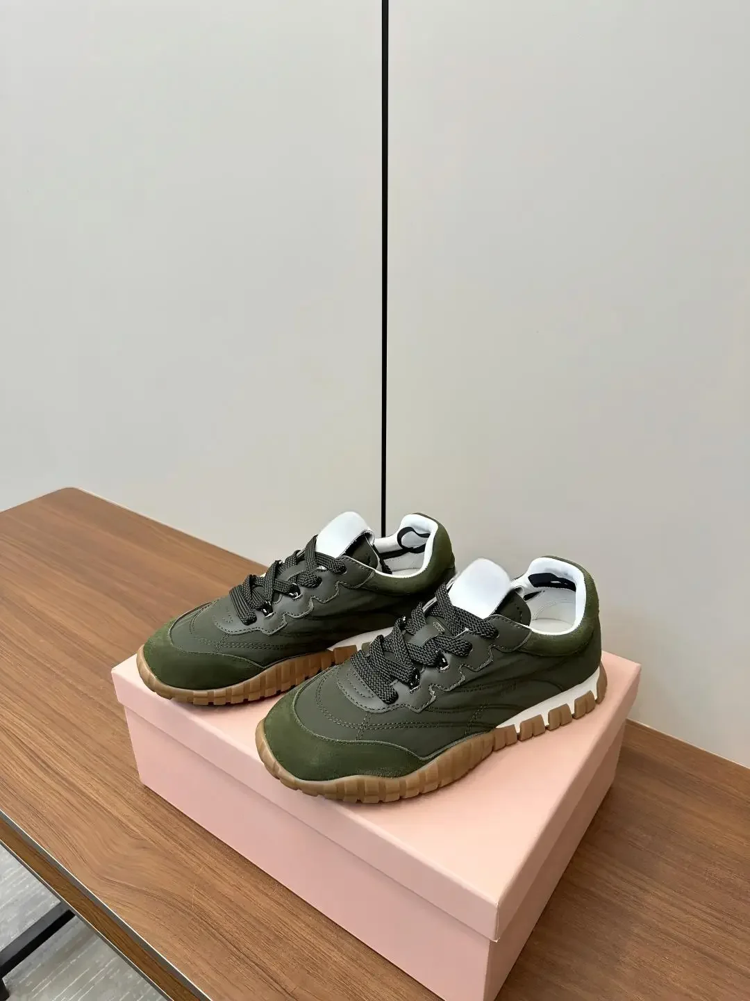 

Новые весенне-летние мужские и женские спортивные кроссовки: универсальные, удобные и дышащие повседневные кроссовки белого цвета.