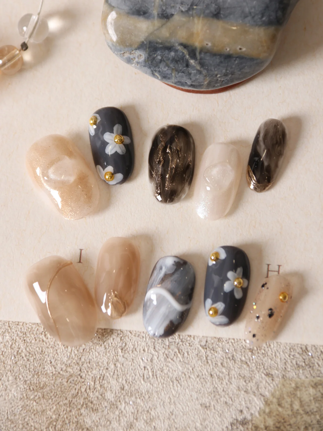 10 Stück Press on Nails, kurze weiße kleine Blumen, blaue Halo-Kunstnägel, inklusive 1 Blatt Klebelaschen und 1 Stück Mini-Feile