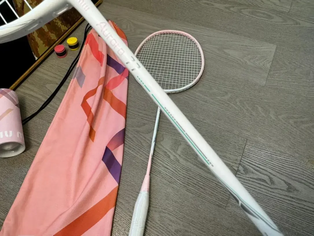 مثير مضرب كرة الريشة مجموعة كاملة مظهر رائع MIU العصرية الوردي خفيفة للغاية كامل الكربون مضرب كرة الريشة منخفضة مفتاح الفاخرة