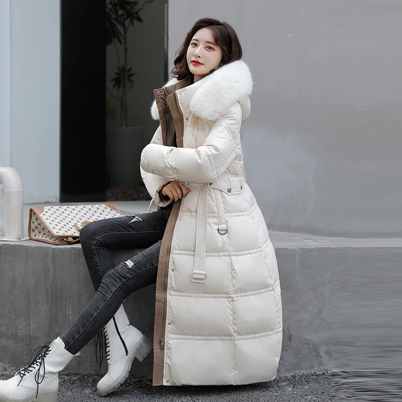 2025 Cappotto invernale Piumino in cotone Giacca lunga in cotone da donna Lunghezza al ginocchio Collo in pelliccia Piumino coreano con cintura in vita slim fit