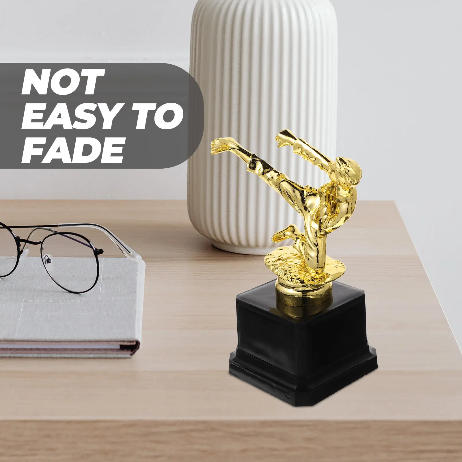 

Кубок для соревнований по боевым искусствам: яркий наградной трофей для детей, приз для победителей школьных церемоний