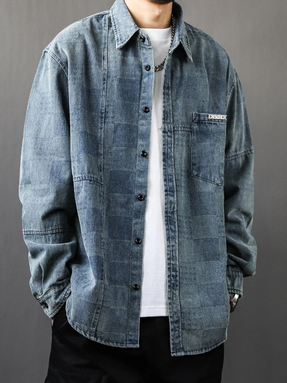 

Мужская рубашка в стиле ретро американского ковбойского стиля, весна 2025, свободный крой, молодежная мода, с металлической нашивкой, в полоску, джинсовая, на пуговицах, однотонная