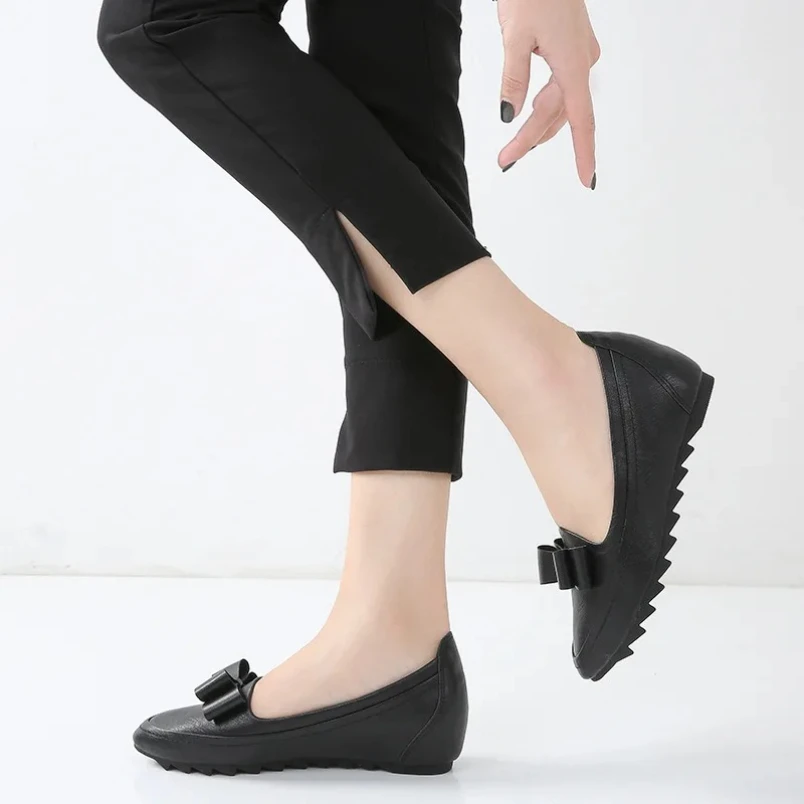 

2025 г., женские прогулочные туфли-лодочки на танкетке с металлическим винно-красным бантом, современные туфли из лакированной кожи, размер 4 34