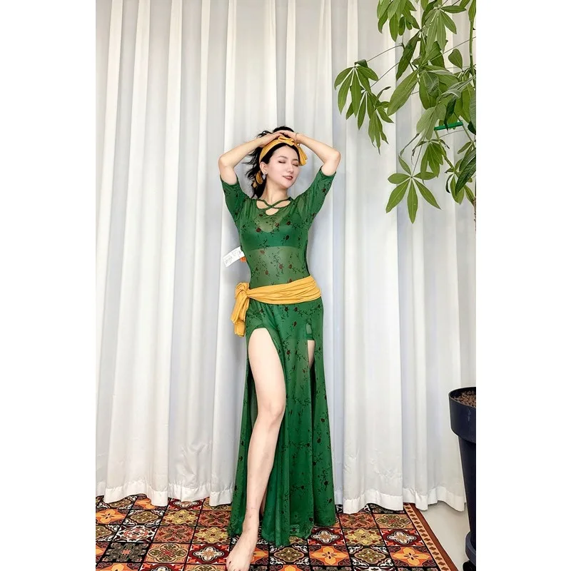 op maat gemaakte buikdanskostuum oefenoutfit met groene achtergrond retro rozenprint mesh gewaad baladi folk gewaad exotische danskleding