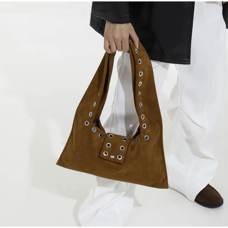 

Сумка с заклепками в стиле ретро, матовая замшевая сумка-ведро, осенняя простая сумка на плечо, сумка с магнитной пряжкой, новая сумка с широким плечевым ремнем для подмышек